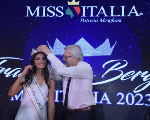 Vittorio sgarbi premia Francesca Bergesio - miss italia 2023