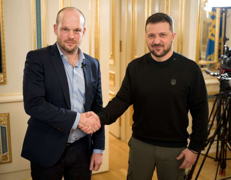 Volodymyr Zelensky con il giornalista del Sun Jerome Starkey