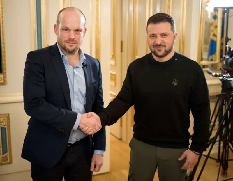 Volodymyr Zelensky con il giornalista del Sun Jerome Starkey 