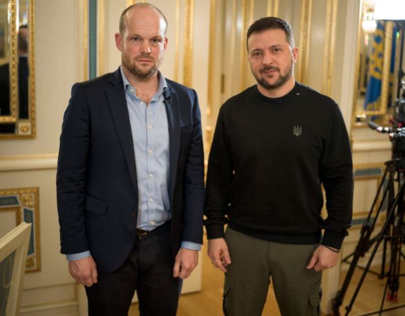 Volodymyr Zelensky con il giornalista del Sun Jerome Starkey