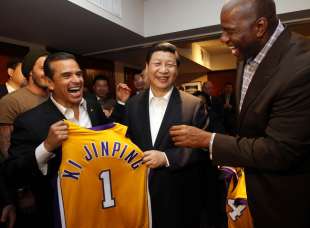 xi jinping con magic johnson e la maglietta dei los angeles lakers 2012