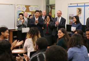 xi jinping e la moglie peng liyuan in una scuola di tacoma, washington