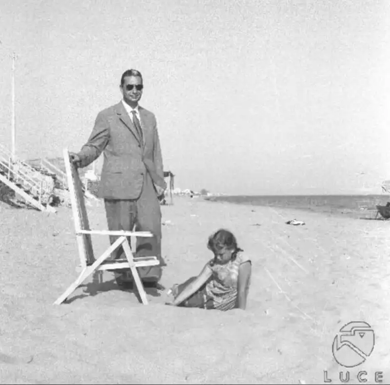 aldo moro con la figlia agnese in spiaggia a terracina