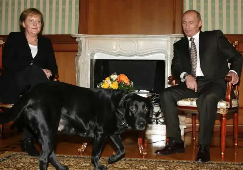 ANGELA MERKEL CON VLADIMIR PUTIN E IL SUO LABRADOR