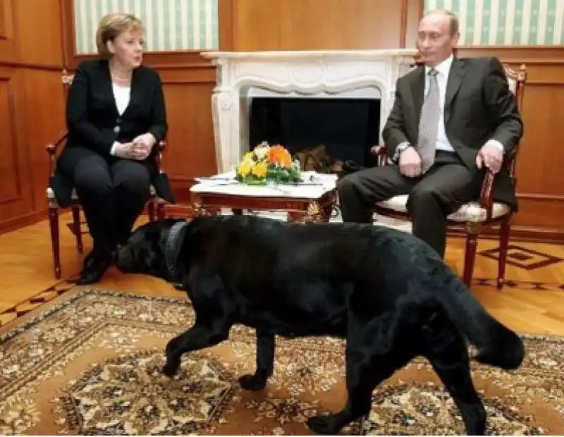 ANGELA MERKEL CON VLADIMIR PUTIN E IL SUO LABRADOR