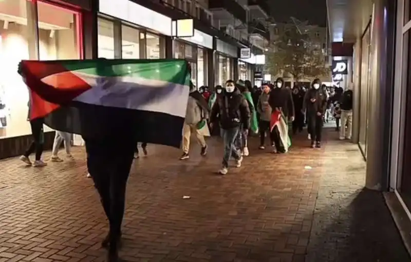 bandiere palestinesi ad amsterdam durante l aggressione ai tifosi israeliani del maccabi    