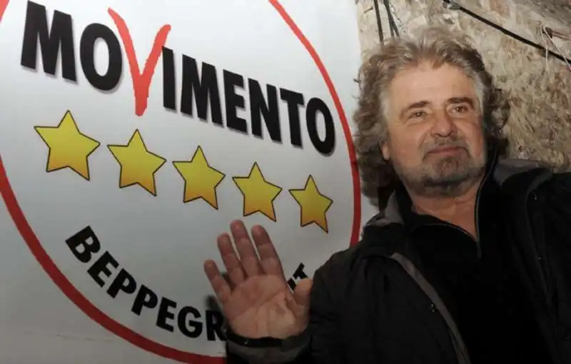 BEPPE GRILLO CON IL VECCHIO SIMBOLO DEL MOVIMENTO 5 STELLE