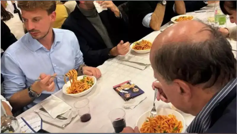 Altro Che Sinistra Al Caviale Bersani Pubblica La Foto Di Una Cena