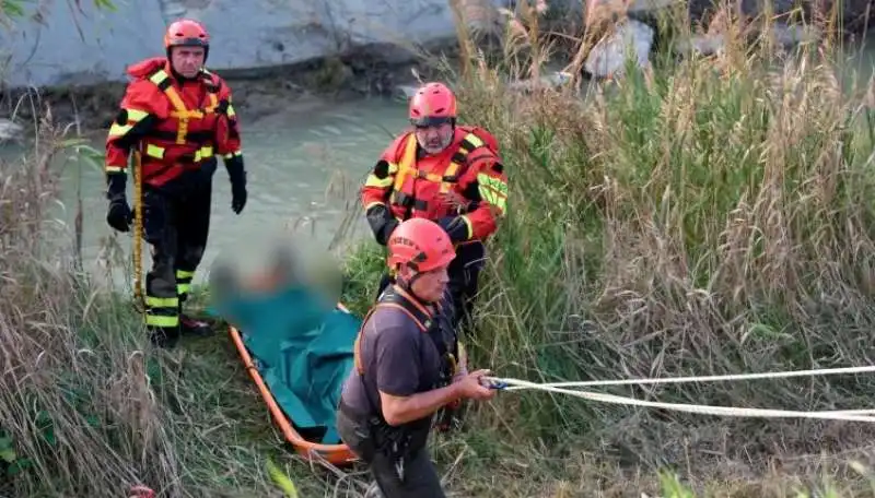 cadavere ritrovato nel fiume uso  1