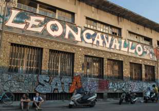 centro sociale leoncavallo a milano