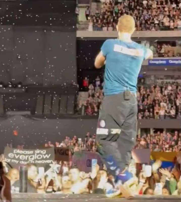 chris martin cade in una botola sul palco