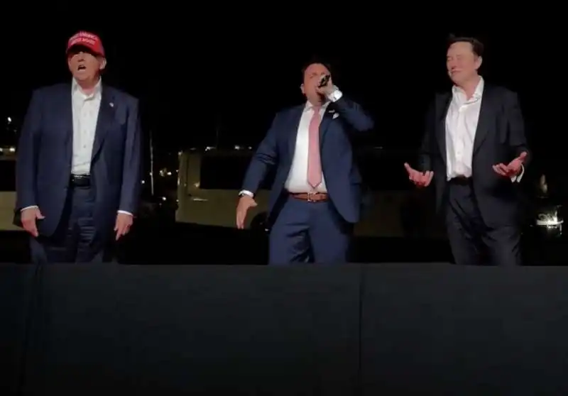 donald trump, chris macchio e elon musk   cantano god bless america a mar a lago   1