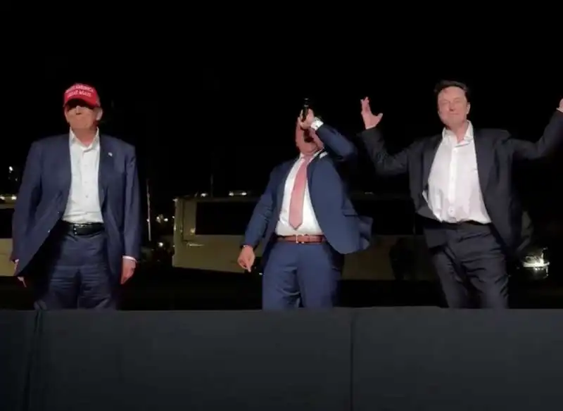 donald trump, chris macchio e elon musk   cantano god bless america a mar a lago   4