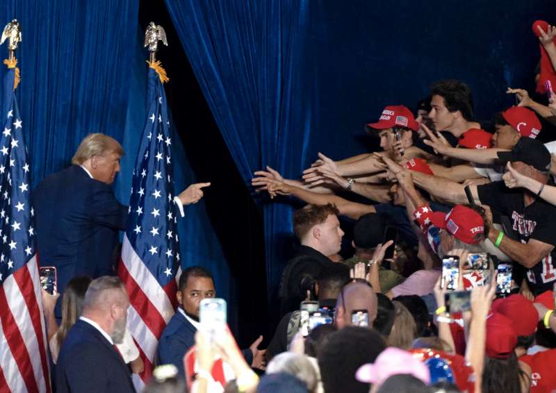 DONALD TRUMP DURANTE UN COMIZIO A TEMPE - ARIZONA