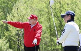 DONALD TRUMP E YOON SUK YEOL GIOCANO A GOLF