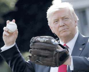 DONALD TRUMP GIOCA A BASEBALL