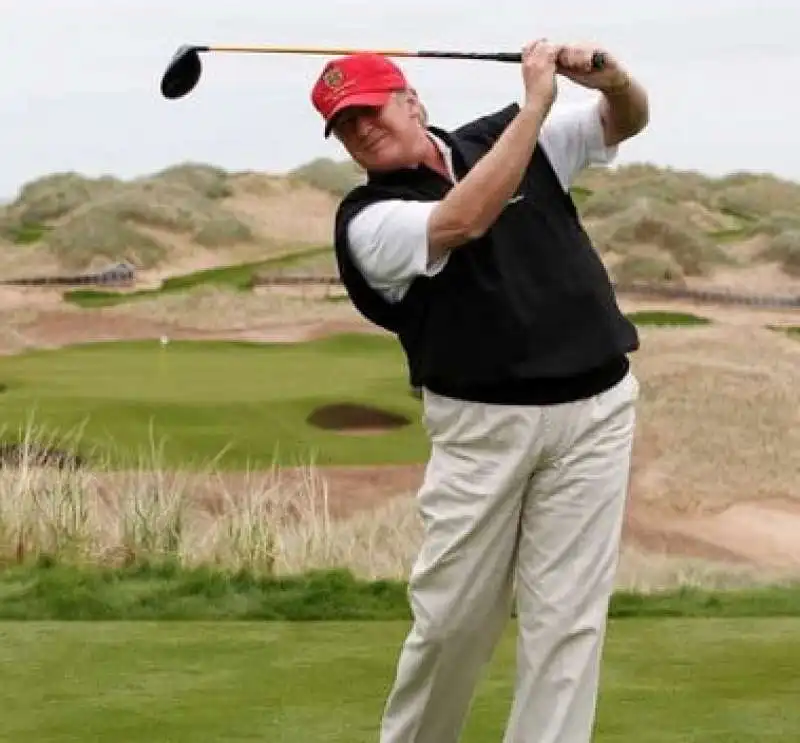 DONALD TRUMP GIOCA A GOLF