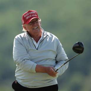 DONALD TRUMP GIOCA A GOLF