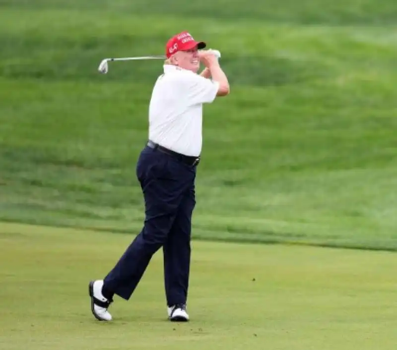 DONALD TRUMP GIOCA A GOLF