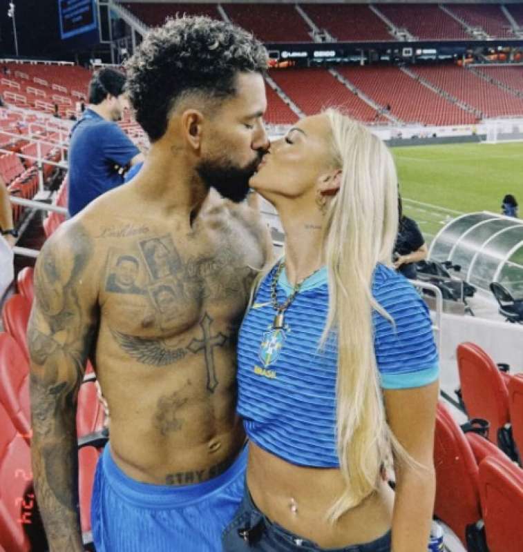 douglas luiz con alisha lehmann