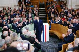 emmanuel macron alla presentazione della nona edizione del dizionario francese