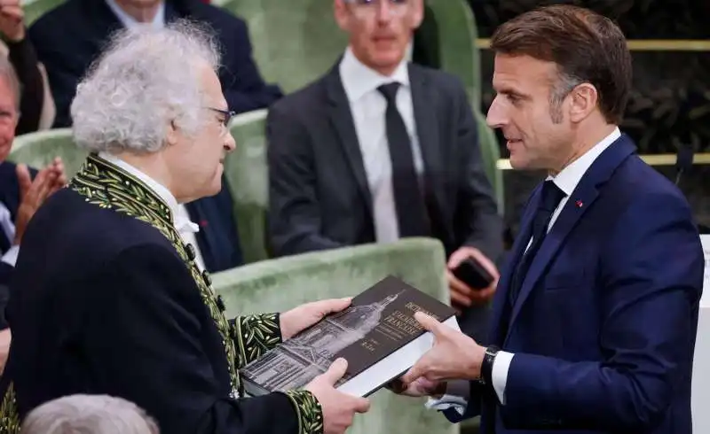 emmanuel macron alla presentazione della nona edizione del dizionario francese 