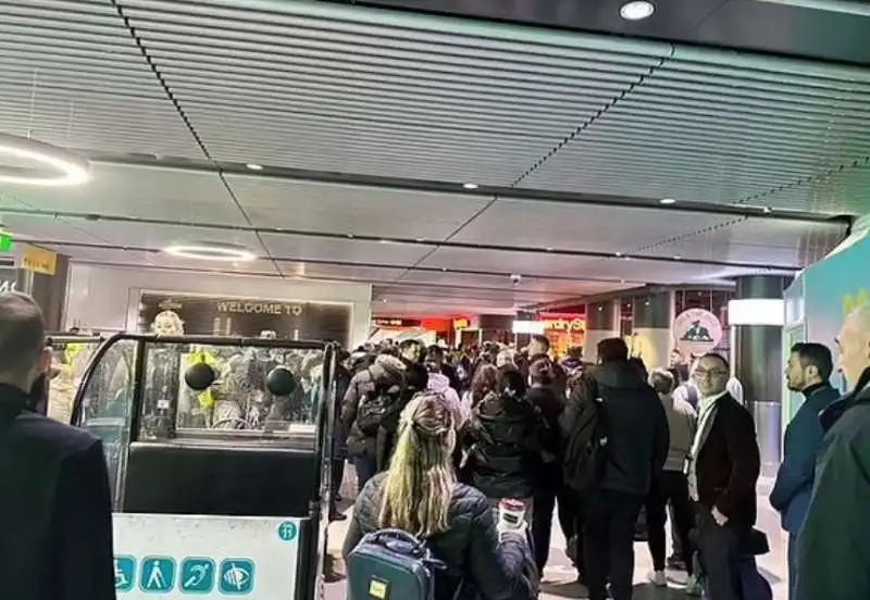 evacuato aeroporto di gatwick 2