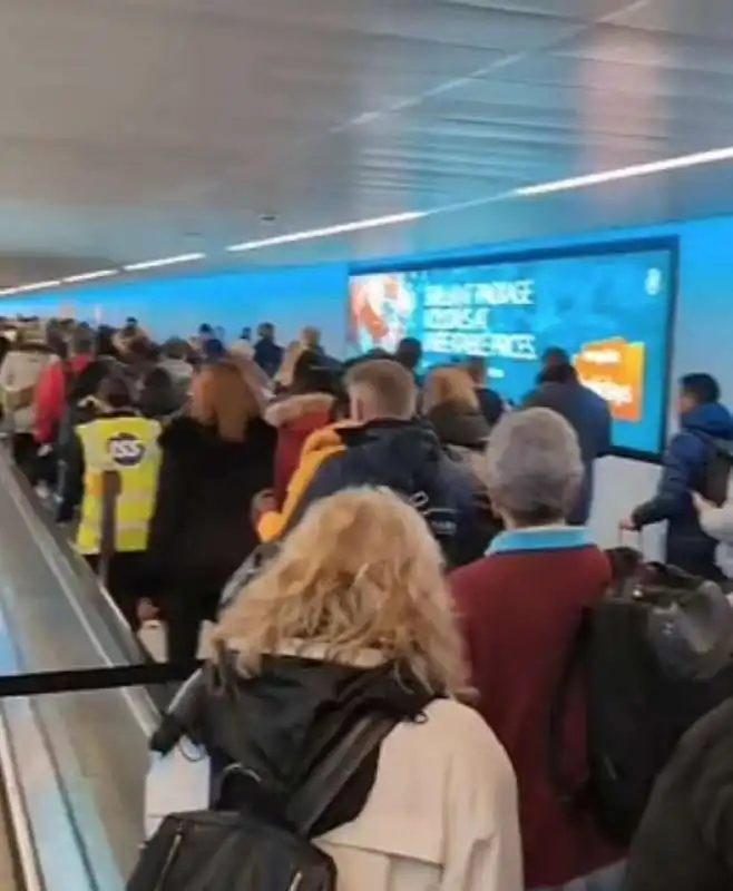 evacuato aeroporto di gatwick 3