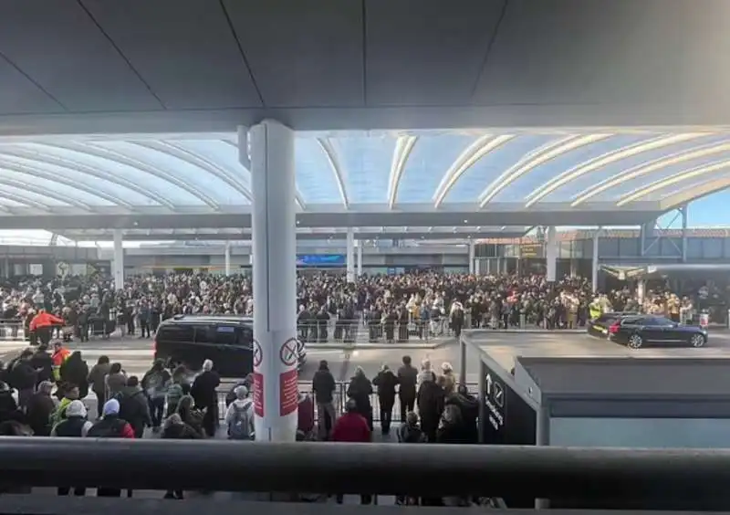 evacuato aeroporto di gatwick 6