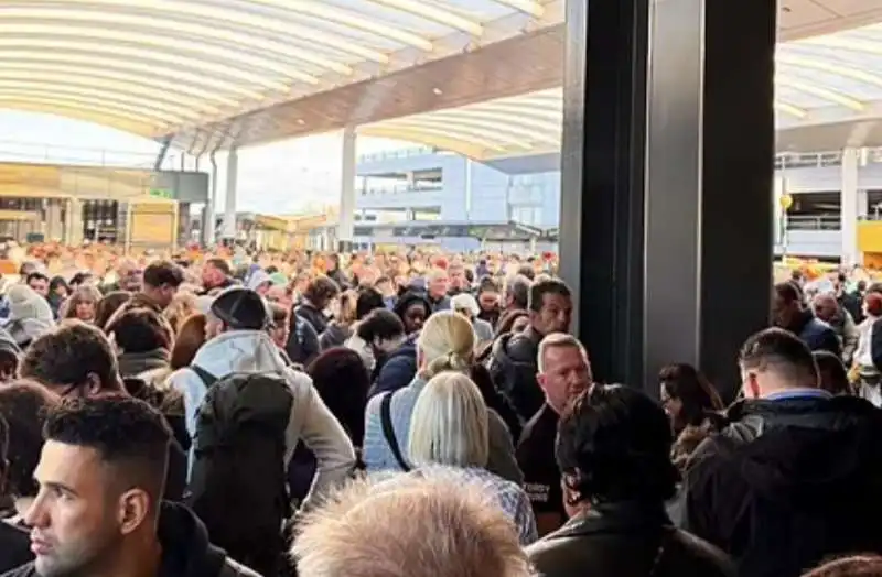 evacuato aeroporto di gatwick 7