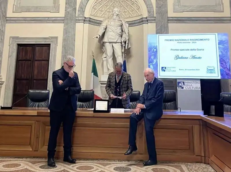 FEDERICO MOLLICONE E ALESSANDRO CAMPI PREMIANO GIULIANO AMATO CON IL PREMIO RISORGIMENTO