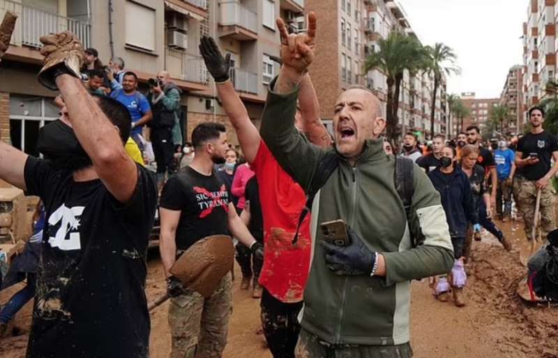 folla inferocita contro il re a paiporta valencia