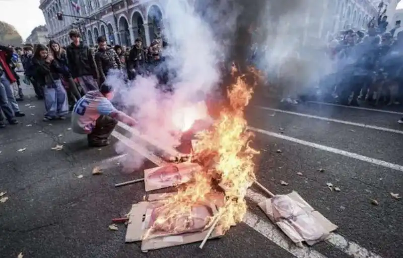 FOTO DI GIORGIA MELONI BRUCIATE AL CORTEO PRO PALESTINA DI TORINO