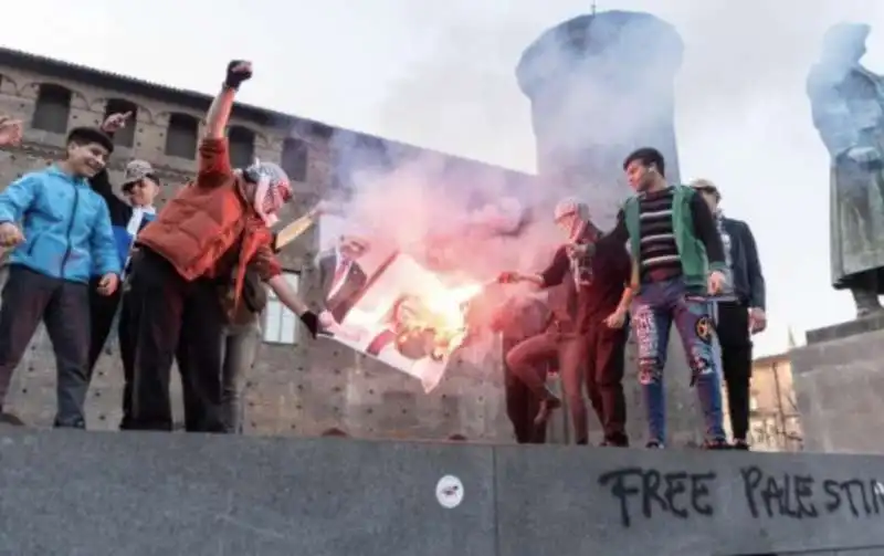 FOTO DI GIORGIA MELONI BRUCIATE AL CORTEO PRO PALESTINA DI TORINO