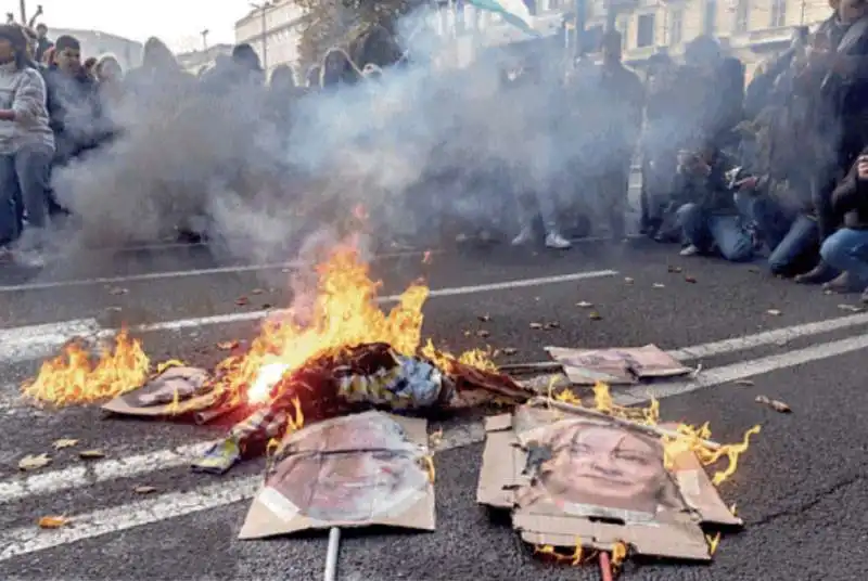 FOTO DI MELONI E CROSETTO BRUCIATE A TORINO