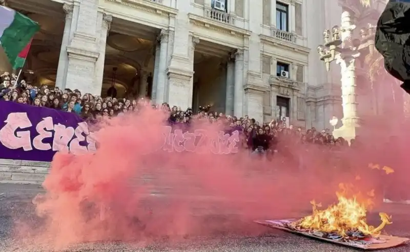 foto di valditara bruciata alla manifestazione contro violenza sulle donne 2