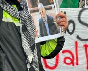 foto di yahya sinwar durante la manifestazione pro palestina a milano