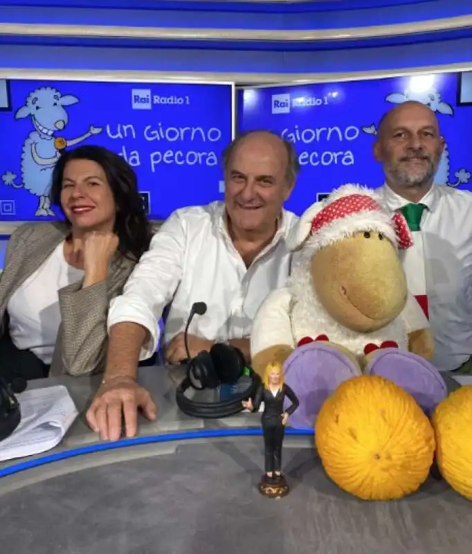 gerry scotti a un giorno da pecora con geppy cucciari e Giorgio Lauro 