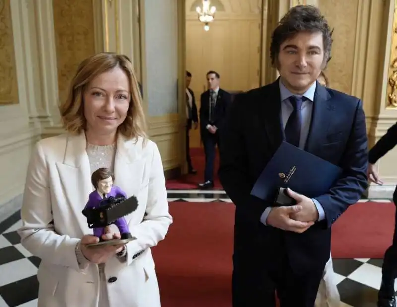 GIORGIA MELONI CON L ACTION FIGURE DI JAVIER MILEI CON LA MOTOSEGA 