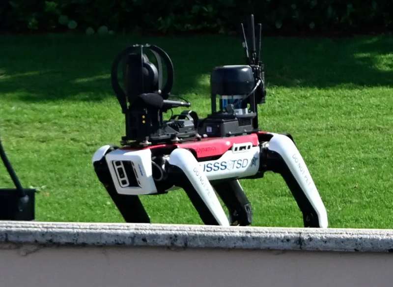 il cane robot spot a mar a lago