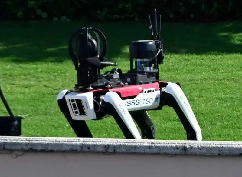 il cane robot spot a mar a lago  