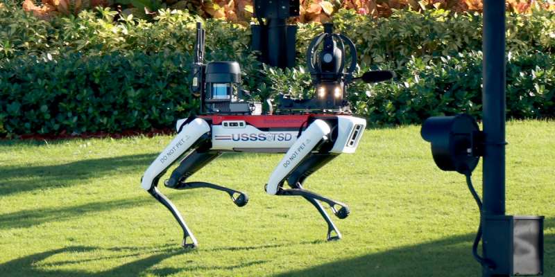 il cane robot spot a mar a lago