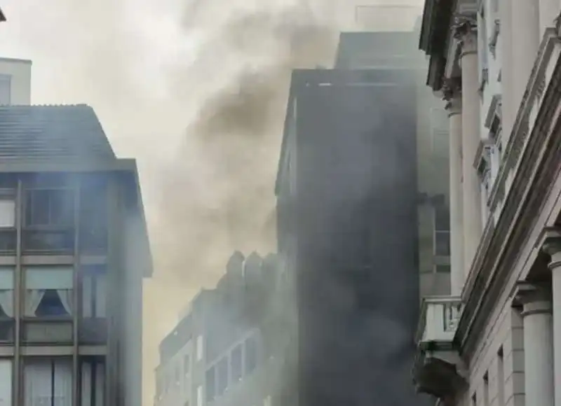 incendio vicino al duomo di milano, su corso vittorio emanuele   2