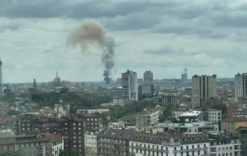 incendio vicino al duomo di milano, su corso vittorio emanuele   3