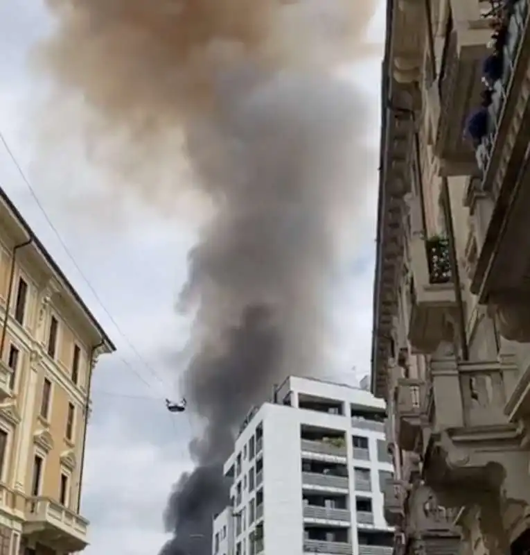 incendio vicino al duomo di milano, su corso vittorio emanuele   4