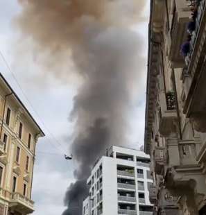 incendio vicino al duomo di milano, su corso vittorio emanuele 4