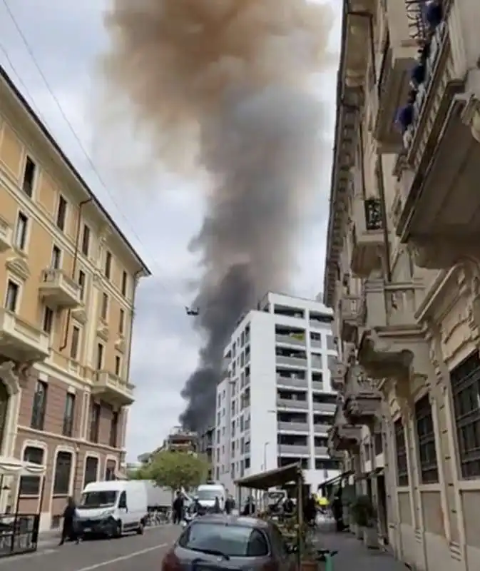 incendio vicino al duomo di milano, su corso vittorio emanuele   5