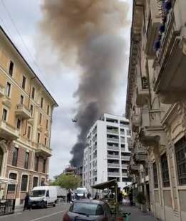 incendio vicino al duomo di milano, su corso vittorio emanuele 5