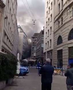 incendio vicino al duomo di milano, su corso vittorio emanuele 6