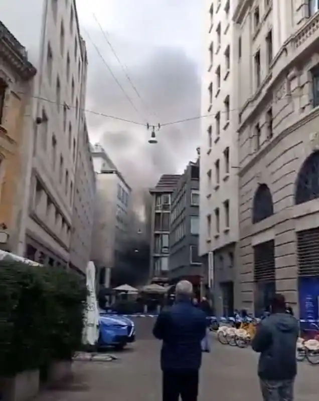 incendio vicino al duomo di milano, su corso vittorio emanuele   7